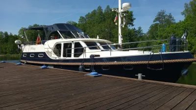 motorjacht aangemeerd bij houten steiger