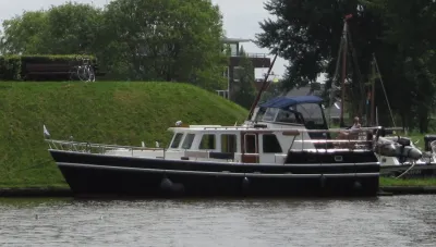 motorjacht aangemeerd langs graswal