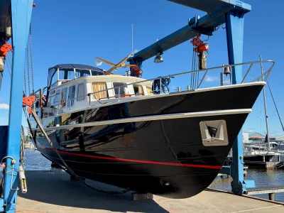 spiegelkotter op helling in jachthaven
