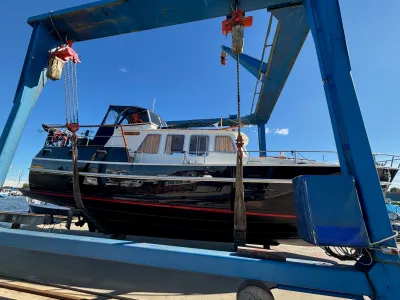 spiegelkotter in takel bij jachthaven