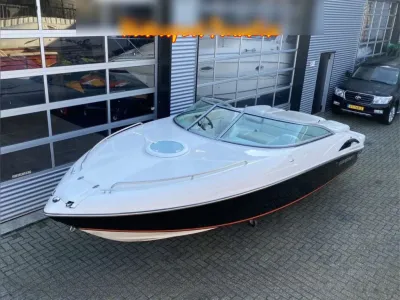 snelboot buiten bij loods