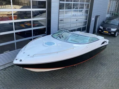 witte speedboot op land bij bedrijfsgebouw