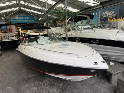 Boot in overdekte showroom met andere boten