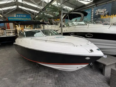 boot in binnenshowroom met andere boten