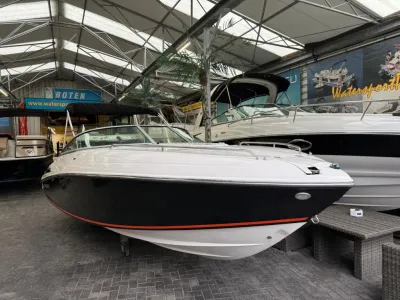 boot in showroom met boeg en reling zichtbaar