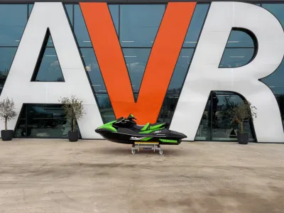 groene jetski op standaard voor gebouw met grote letters