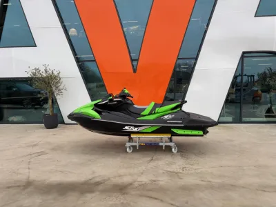 groen zwarte jetski op bok voor gebouw