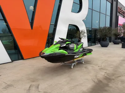 Groene jetski voor showroom