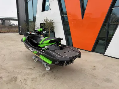 groene jetski buiten bij gebouw