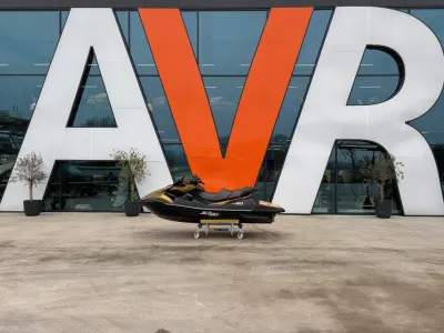 jetski voor gebouw met grote letters