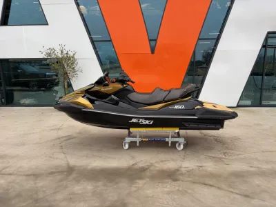 waterscooter op bok voor gebouw met oranje gevel