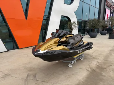 jetski in showroom op verrijdbare trailer