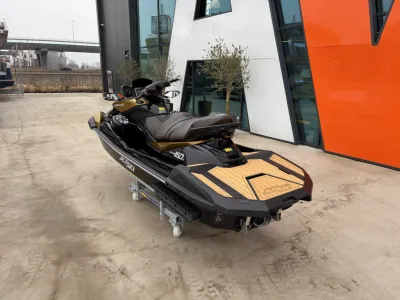 jetski op verrijdbare standaard bij gebouw