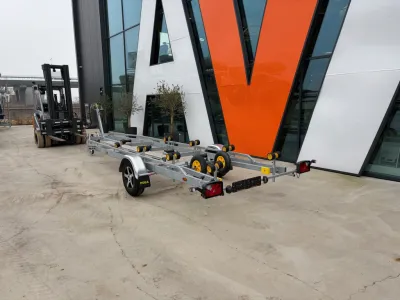 boottrailer op beton bij bedrijfspand