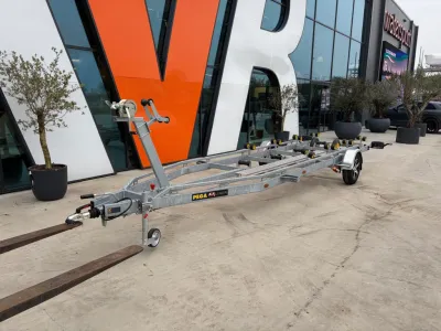 boottrailer geparkeerd voor showroomgebouw