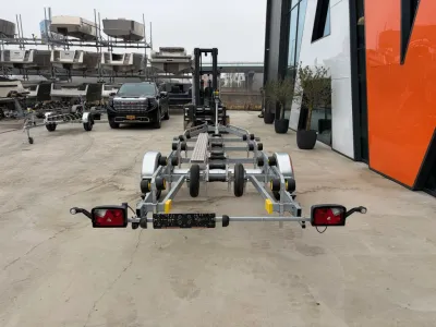 boottrailer op buitenlocatie voor gebouw