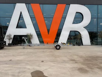 boottrailer voor gevel met grote letters