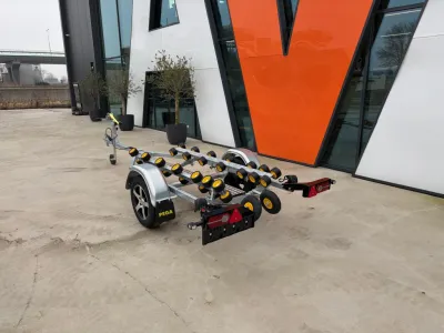 boottrailer op beton voor gebouw