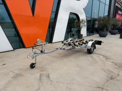 boottrailer op betonnen terrein voor winkelgevel