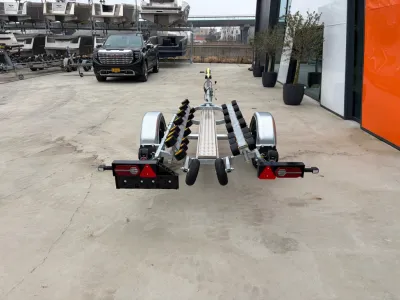 boottrailer op een betonnen terrein