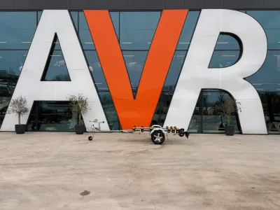 boottrailer voor gebouwgevel met grote letters