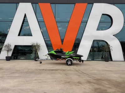 jetski op trailer voor showroomgevel