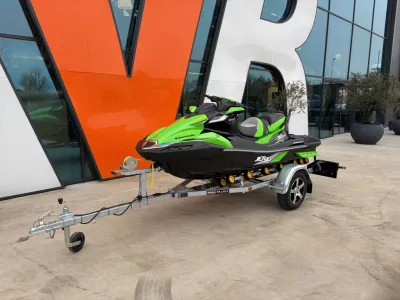 jetski op trailer voor showroom