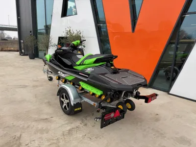 jetski op trailer voor bedrijfsgebouw
