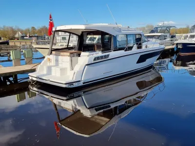 motorboot aangemeerd in jachthaven