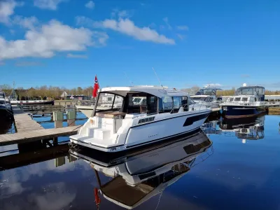 motorjacht aangemeerd in jachthaven