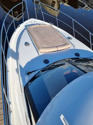 boeg van motorjacht met zonbed en reling