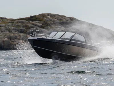 aluminium sportboot vaart met opspattend water