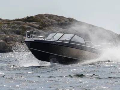 aluminium sportboot op open water