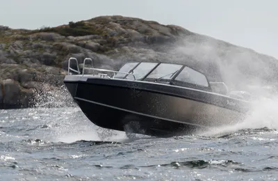 aluminium sportboot vaart met opspattend water