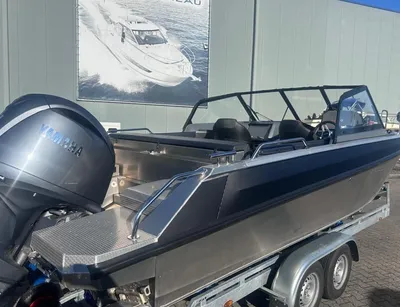 aluminium sportboot op trailer bij loods