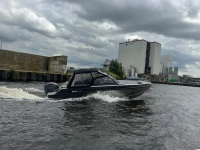 aluminium sportboot op het water