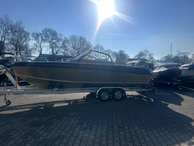 aluminium sportboot op trailer op parkeerplaats