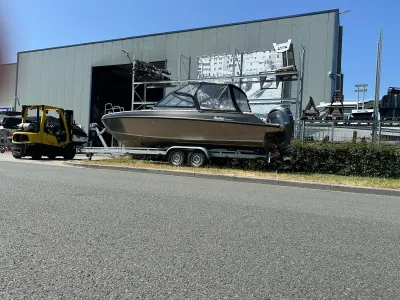 sportboot op trailer bij loods