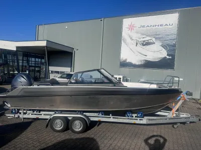 aluminium boot op trailer bij loods