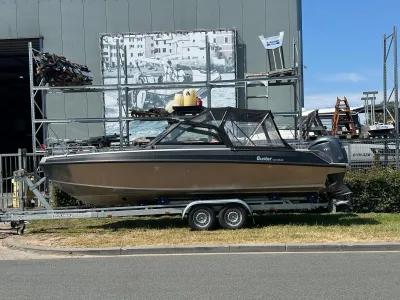 aluminium sportboot op trailer bij loods
