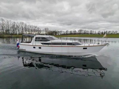 wit motorjacht op rustig water