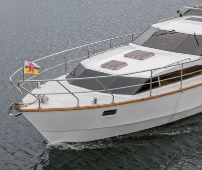 voorkant van een wit motorjacht op het water