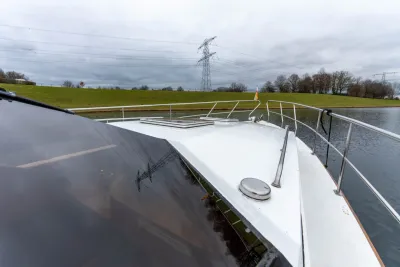 vooraanzicht van dek en reling op motorjacht