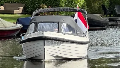 vooraanzicht van een kleine boot op het water