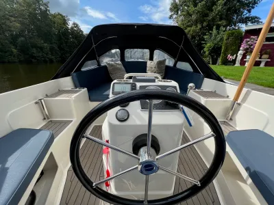 kuip en stuurstand van boot