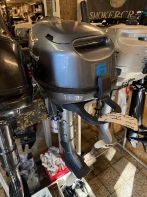 buitenboordmotor in werkplaats