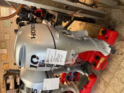 buitenboordmotor in opslagruimte