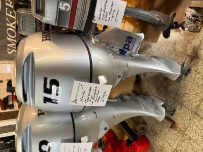 buitenboordmotoren met prijsetiketten in magazijn