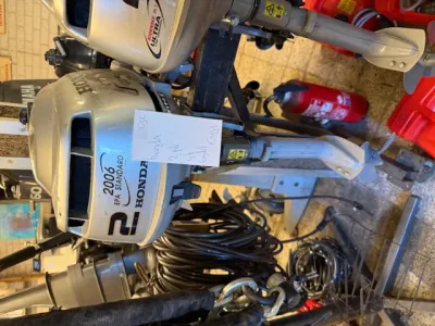 twee buitenboordmotoren in werkplaats