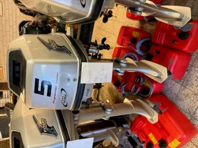 buitenboordmotor met rode brandstoftanks in winkel